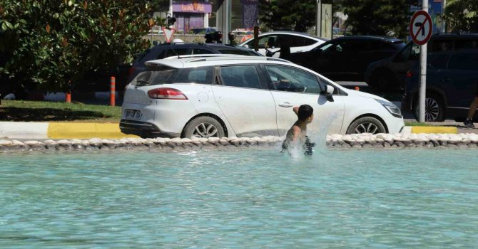 Antalya’da çocuklar süs havuzuna girerek serinledi