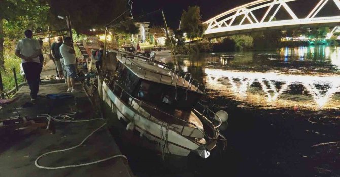 Su alarak batmaya başlayan tekne SAK ekiplerince çıkarıldı