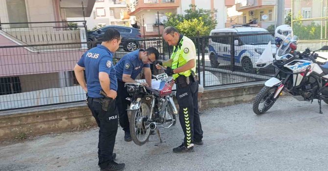Polisi karşısında görünce motosikleti bırakıp kaçtı