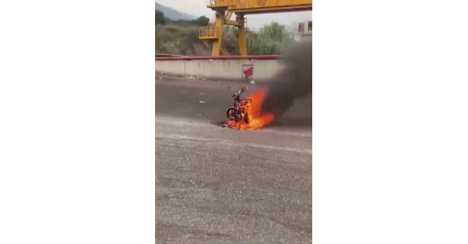Seyir halindeki motosiklet alevlere teslim oldu