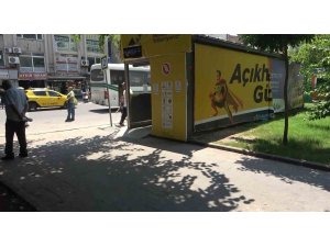 Klimalı duraklar devre dışı bırakıldı, vatandaş gölgeye sığındı