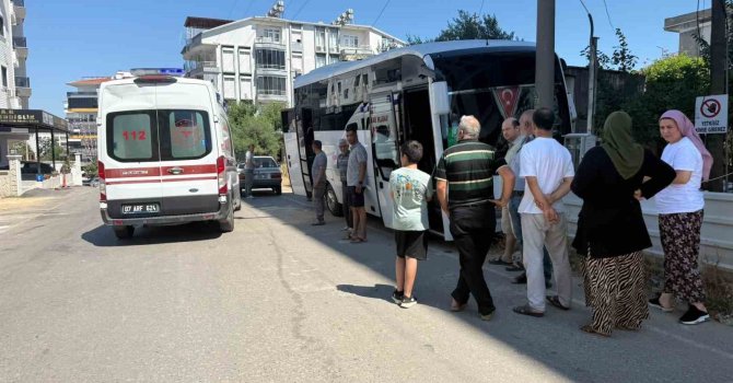 Direksiyon başında rahatsızlanan servis şoförünün kullandığı midibüs direğe çarptı
