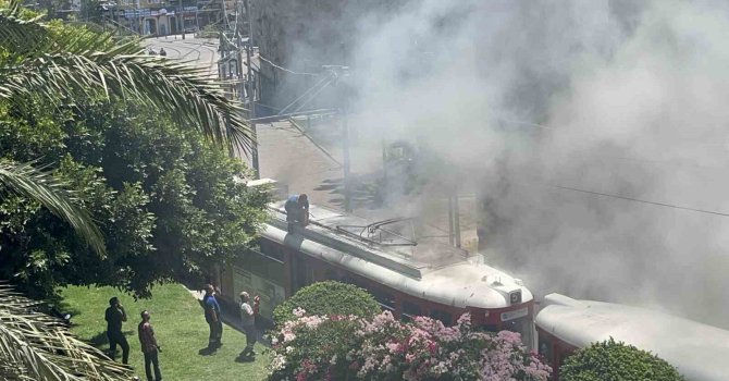 Nostalji tramvayında yangın: Esnafın dikkati tramvayı kül olmaktan kurtardı