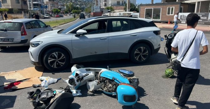 Çocuklarını okuldan almak için yola çıkan anne, motosikletiyle karıştığı kazada hayatını kaybetti