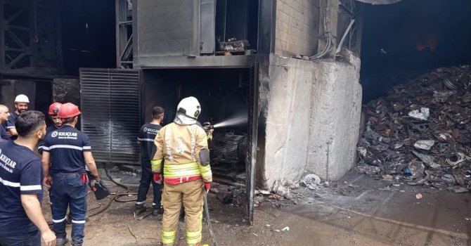 Payas’ta iş yeri alevlere teslim oldu