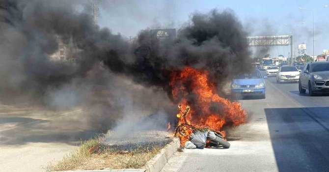 Motosikleti gözlerinin önünde demir yığınına döndü, yardım istediği sürücüler sadece izleyebildi