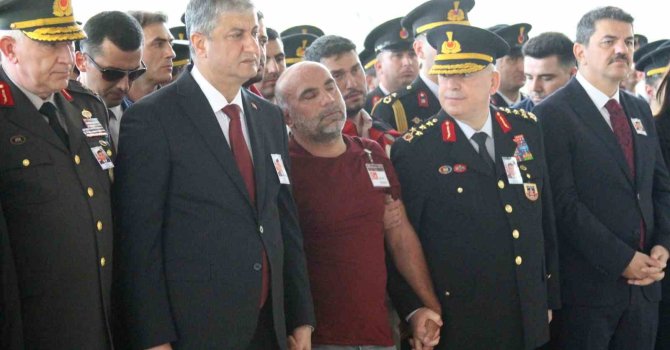 Şehit babası yürekleri dağladı, oğlunun tabutuna koşup öptü