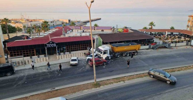 Kontrolden çıkan kamyon, park halindeki araçları biçti