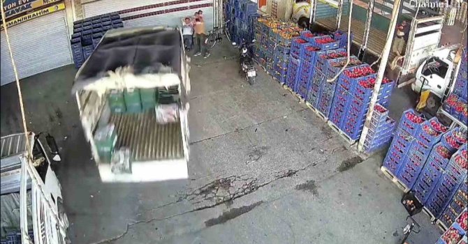 Adana’da kamyonetin çarptığı kişi yaralandı