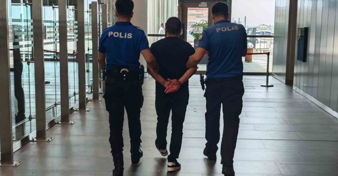 13 yıl hapis cezasıyla aranan şahıs havalimanında yakalandı