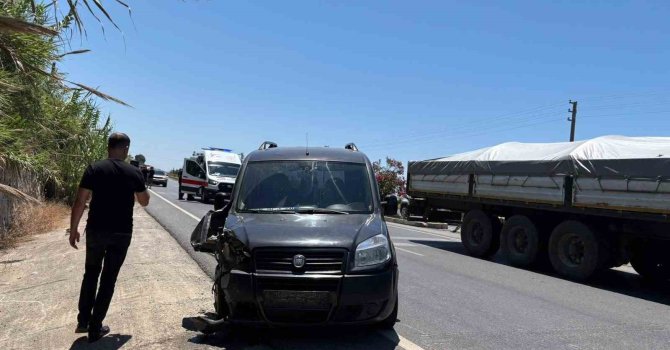 Ticari araç ile çarpışan otomobil bahçeye devrildi: 2 yaralı