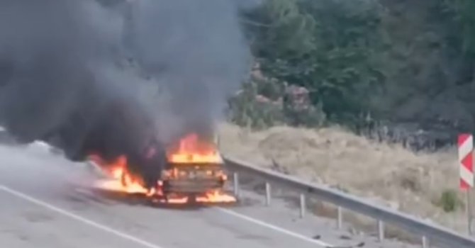 Kozan’da otomobil alev alev yandı, 13 yaşındaki Ömer’in duyarlılığı takdir topladı