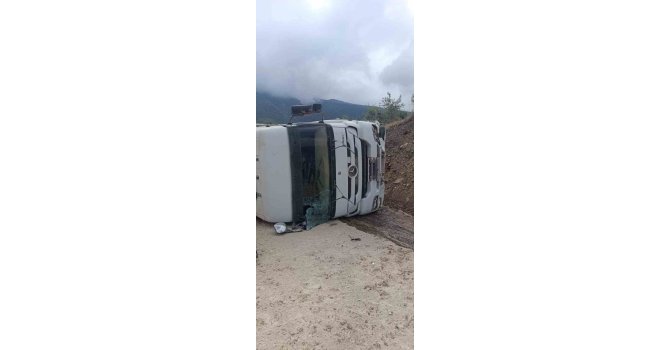Osmaniye’de kontrolden çıkan tır yamaca çarptı: 1 yaralı