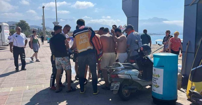 Alanya’da denizde boğulma tehlikesi geçiren yaşlı adam hastaneye kaldırıldı