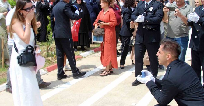 Polis yemin töreninin ardından sürpriz evlilik teklifi