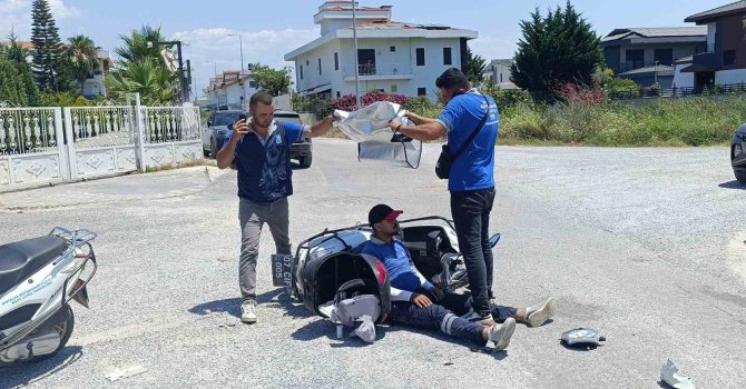 Kaza yapan mesai arkadaşlarını güneşten korumaya çalıştılar