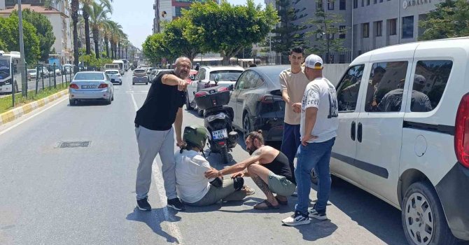Elektrikli otomobille çarpışan motosikletli yaralandı