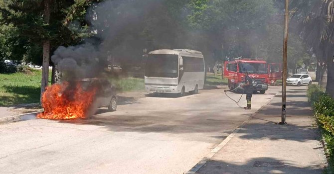 Park halinde yanan otomobil kullanılmaz hale geldi