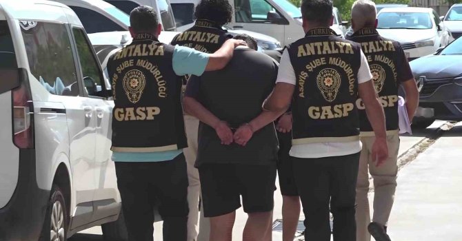 Antalya’da iş yerini kurşunlayan 2 kişi yakalandı