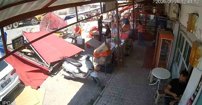 Serik’te hortum paniği: Üzerine tente devrilen vatandaşın yardımına çevredekiler yetişti