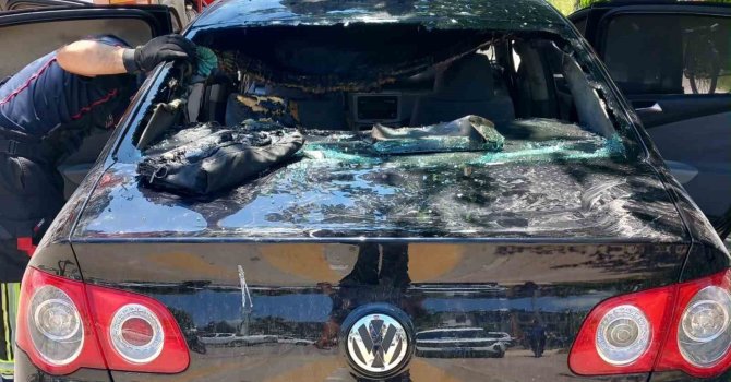 Osmaniye’de otomobilde çıkan yangın itfaiyenin müdahalesiyle söndürüldü