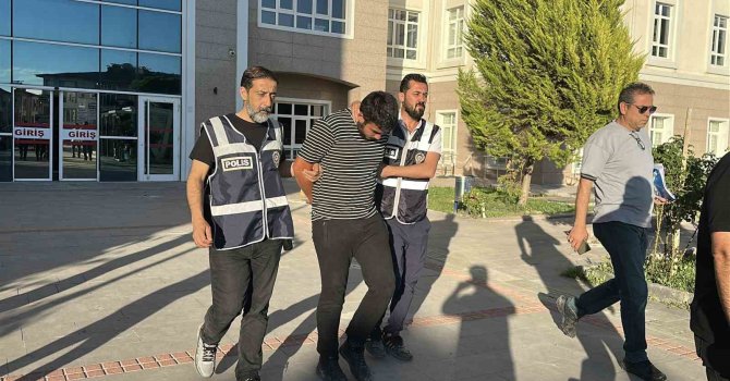 Burdur’da evine gelen adamı öldüren genç tutuklandı