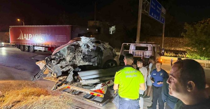 Aracın motorunun fırlayıp barakaya girdiği kazada, sürücü hayatını kaybetti