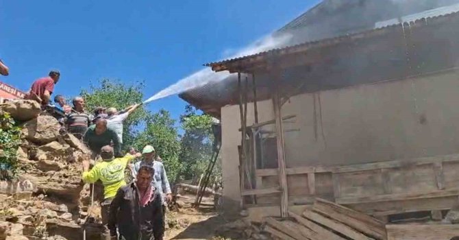 Adana’nın Feke ilçesinde yangın çıkan ev kullanılamaz hale geldi