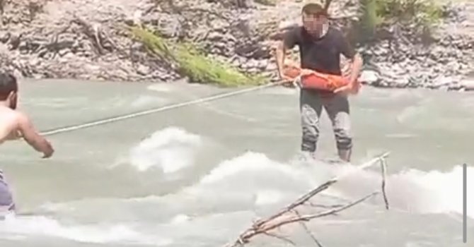 Adana’da Çakıt Çayı’nda mahsur kalan vatandaş itfaiye ve jandarma ekiplerince kurtarıldı