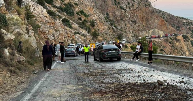 Mersin’de yola akan mazot zincirleme kazaya neden oldu, 4 araç birbirine girdi