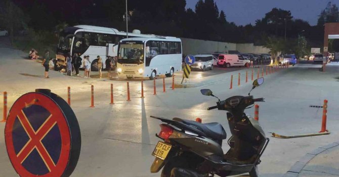 Manavgat’ta rafting yapmaya giden 52 yerli turist gıda zehirlenmesi şüphesiyle hastaneye başvurdu