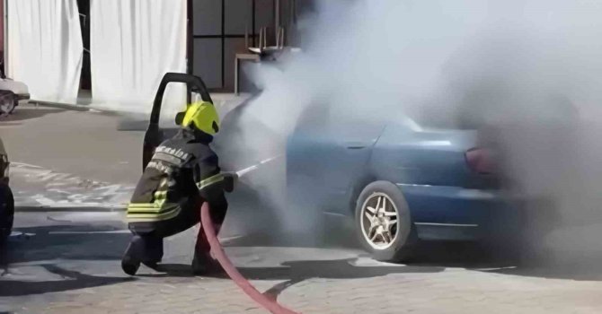 Erdemli’de otomobil yangını