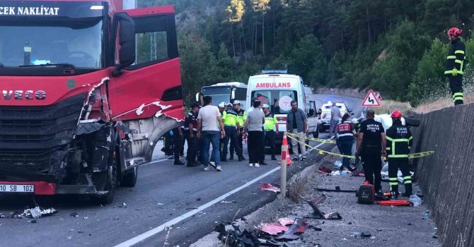 Burdur’da tır ile hafif ticari araç çarpıştı: 1 ölü, 1 yaralı