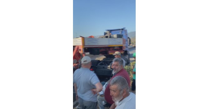 Hatay’da devrilen tır yolu trafiğe kapattı, uzun araç kuyruğu oluştu