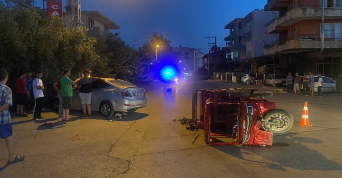 Üç tekerli elektrikli motosiklet otomobille çarpıştı: 4 yaralı
