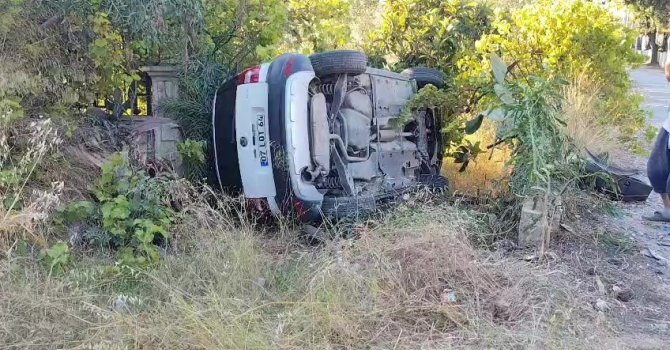Manavgat’ta otomobil bahçeye uçtu