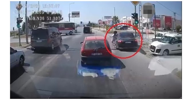 Emniyet şeridinden gelip genç kıza çarptı, o anlar araç kamerasında