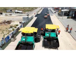 Mersin’de bozulan yollar sıcak asfaltla yenilendi