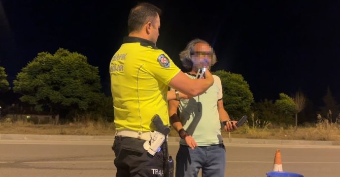 Denetim yapan polislere selam vermek için aracıyla yanlarına gitti, 3.28 promil alkollü çıktı
