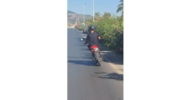 Alanya’da motosiklet üzerinde ayakta ilerleyen sürücünün tehlikeli yolculuğu kamerada