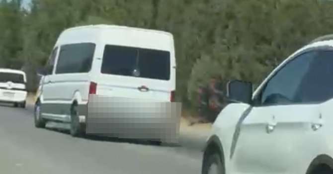 Trafiği tehlikeye düşüren minibüs sürücüsü sanal devriyeye takıldı