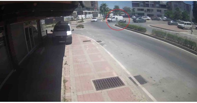 Kamyonete çarpmamak için fren yaptı, devrilen motosikletiyle sürüklenip yaralandı