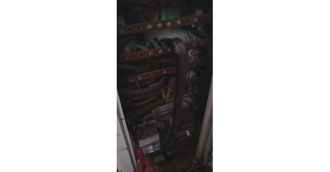 Panoya giren 1 buçuk metrelik karayılan apartmanı elektriksiz bıraktı