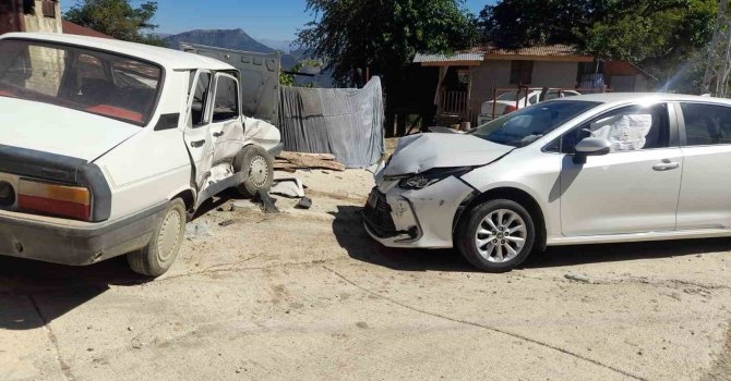 Adana’da otomobiller çarpıştı: 2 yaralı