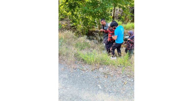 Kozan’da kayalıklardan düşen şahsı orman ekipleri kurtardı