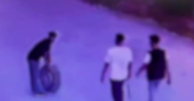 Gece yarısı aracın lastiği patlayınca başka aracın yedek lastiğini çaldılar: O anlar kamerada