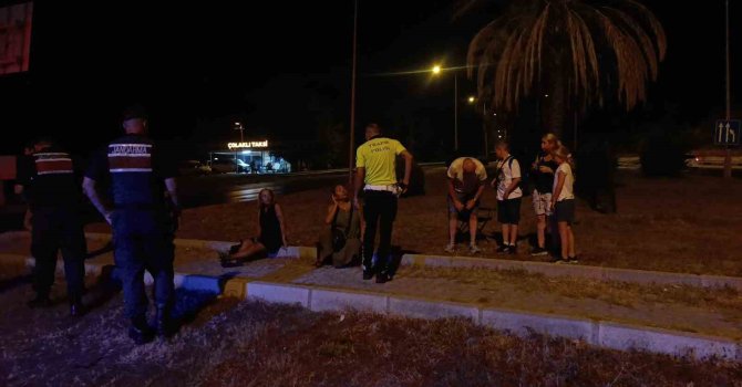 Kırmızı ışıkta bekleyen otomobile tur minibüsü çarptı: 3 yaralı