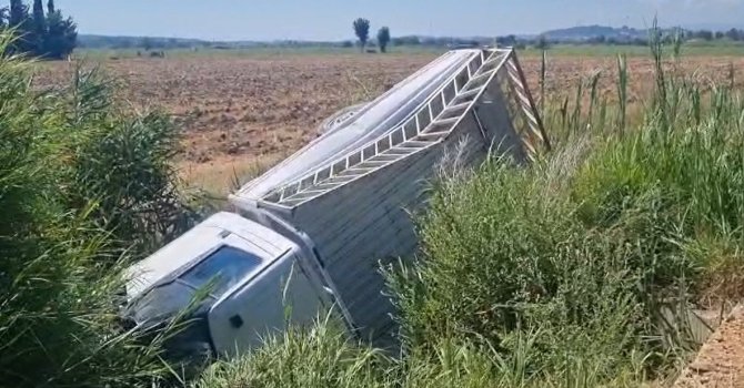 Sulama kanalına uçan kamyonetteki 2 kişi yaralandı