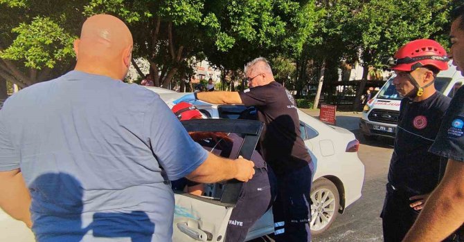 Özel halk otobüsü ile iki otomobilin karıştığı kazada yaralanan olmadı