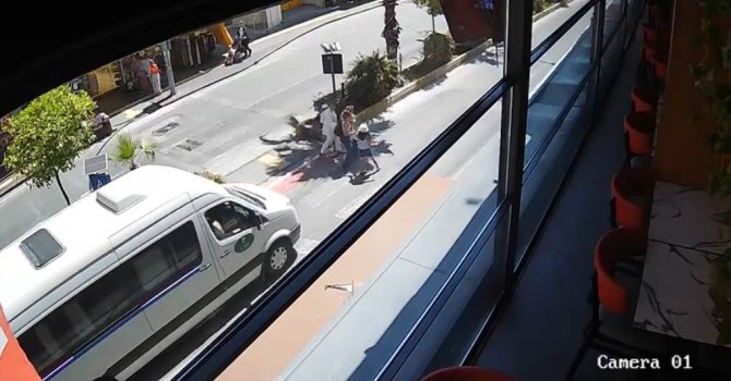Yayaya yol veren minibüse arkadan araç çarptı, kaza anı kamerada